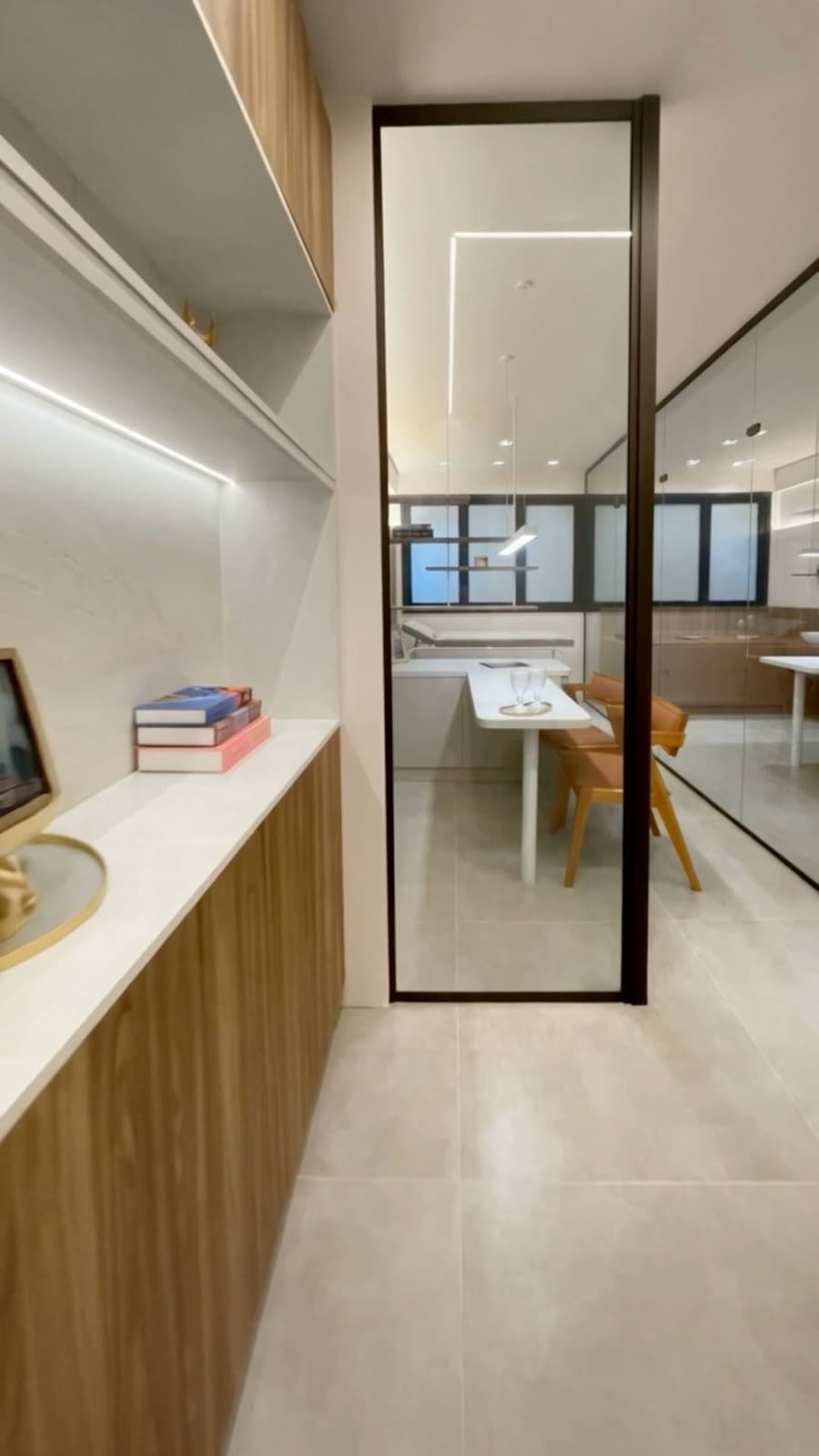 Perspectiva da recepção de um consultório, com balcão de atendimento e sala de espera.